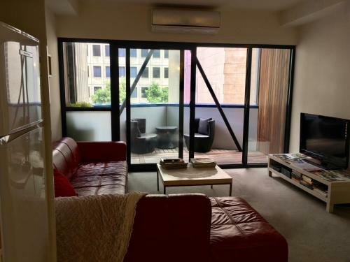 Quiet Laneway Apartment Near Bourke St Mall
