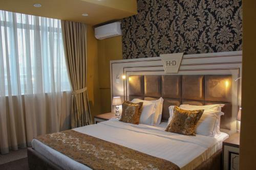 Hotel Deluxe