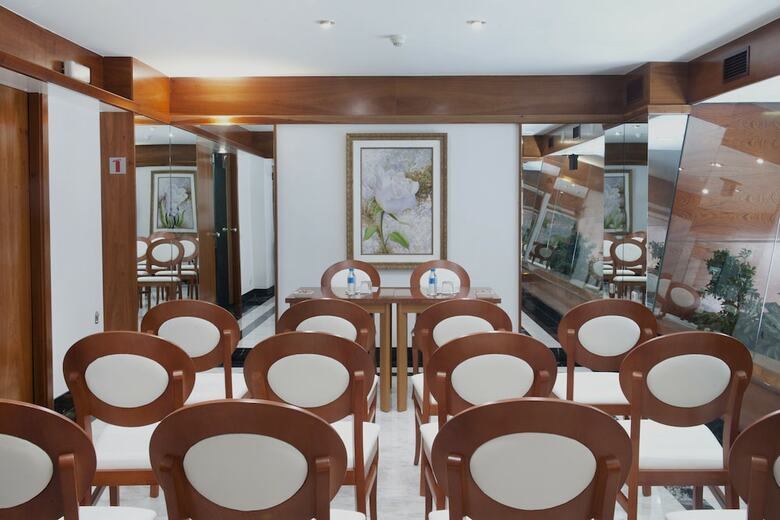 Aparthotel Husa Acacia
