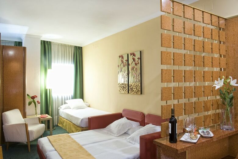 Aparthotel Husa Acacia