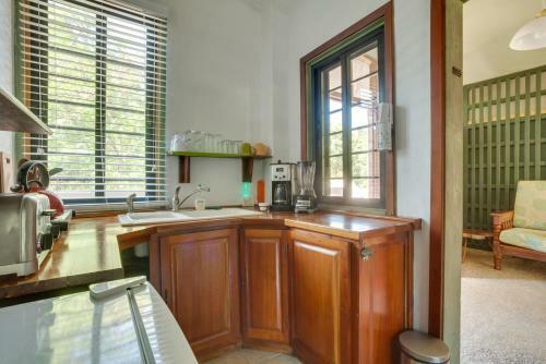 Hostal Bayshore Bijou Suites
