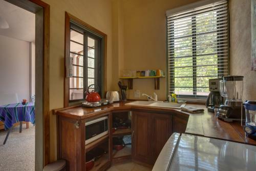 Hostal Bayshore Bijou Suites