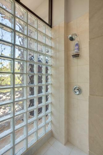 Hostal Bayshore Bijou Suites