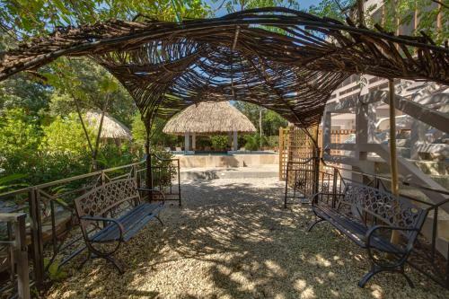 Hostal Bayshore Bijou Suites