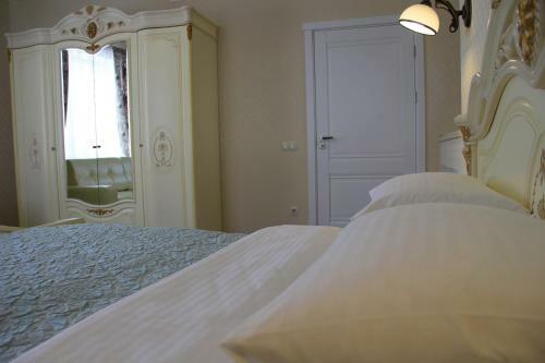 Hostal Lebediny Guest House
