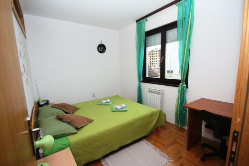 Aleja Center, Brown & Green Apartment