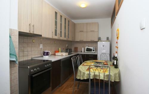 Aleja Center, Brown & Green Apartment