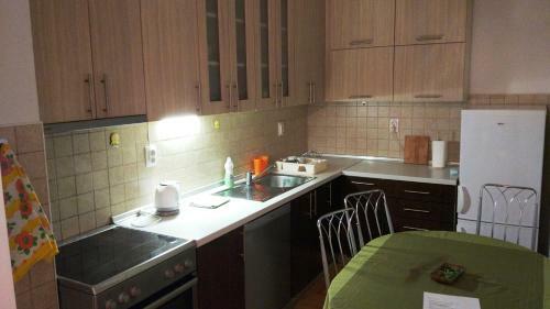 Aleja Center, Brown & Green Apartment