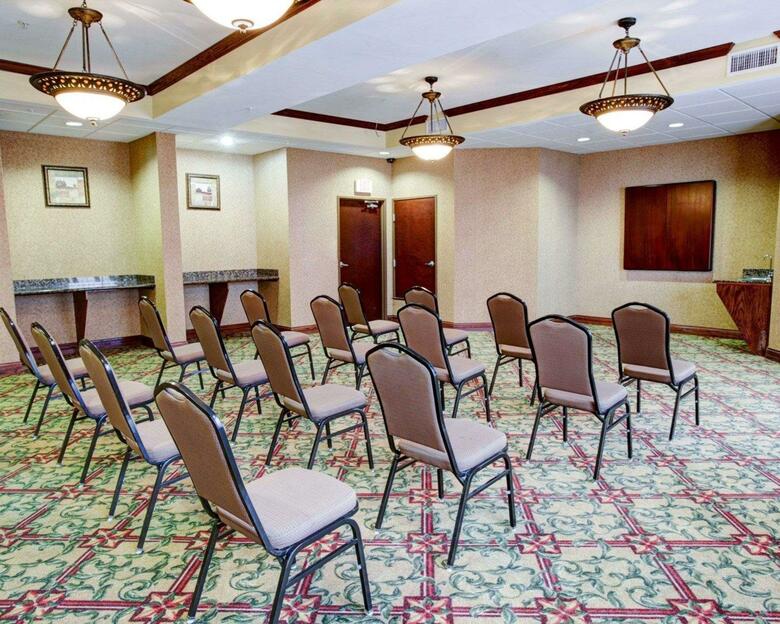Hotel Comfort Suites University Drive