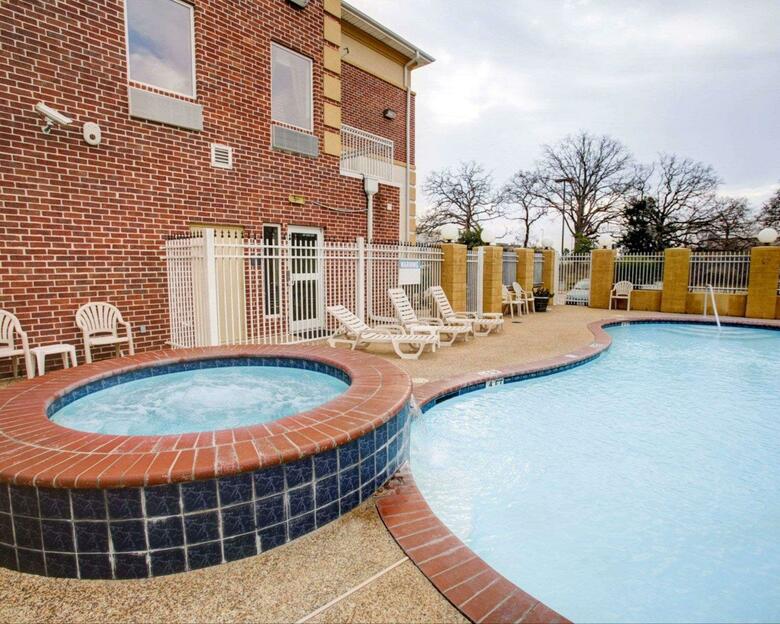 Hotel Comfort Suites University Drive