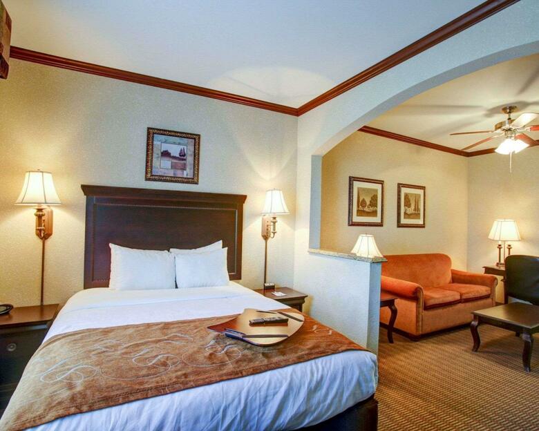 Hotel Comfort Suites University Drive