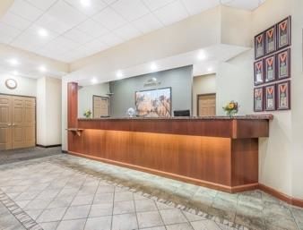 Hotel Howard Johnson Inn & Suites
