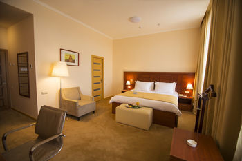 Ani Plaza Hotel