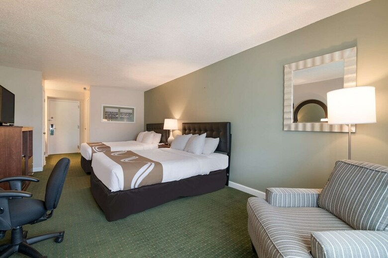 Hotel Fireside Inn & Suites