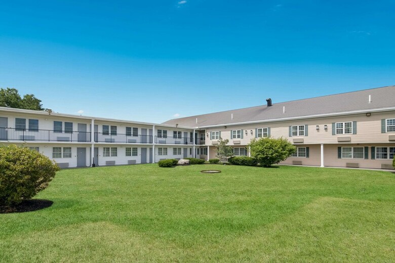 Hotel Fireside Inn & Suites