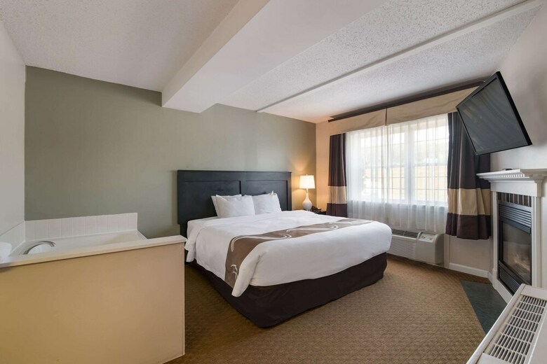 Hotel Fireside Inn & Suites