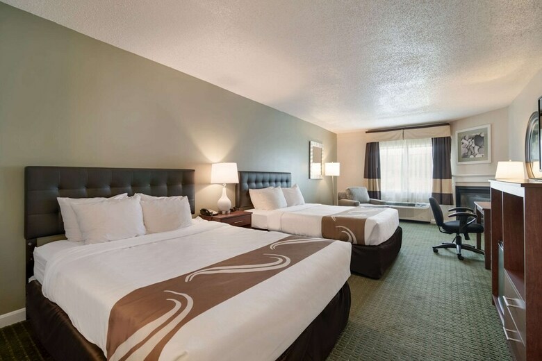 Hotel Fireside Inn & Suites
