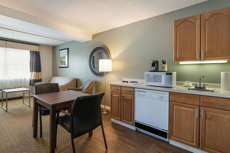 Hotel Fireside Inn & Suites