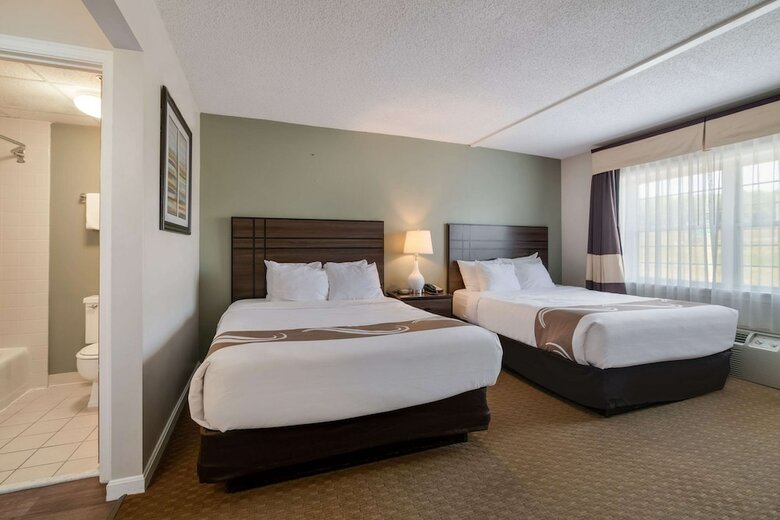 Hotel Fireside Inn & Suites