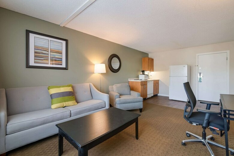 Hotel Fireside Inn & Suites