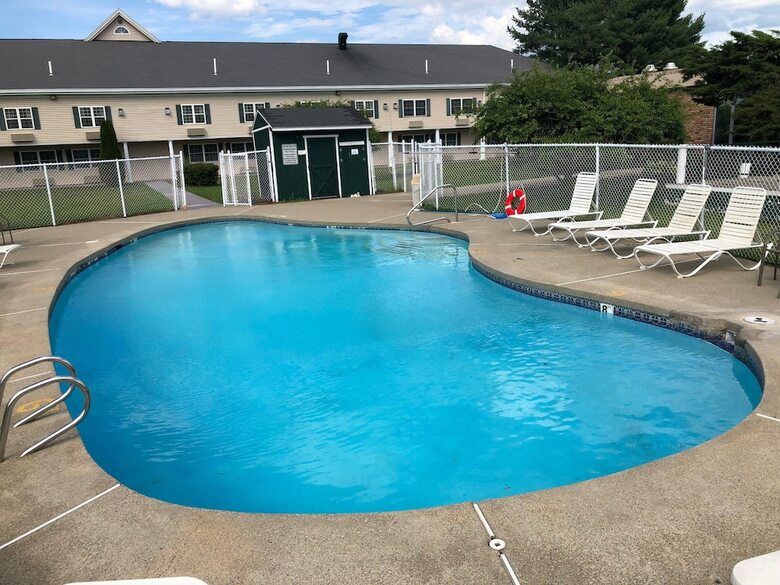 Hotel Fireside Inn & Suites