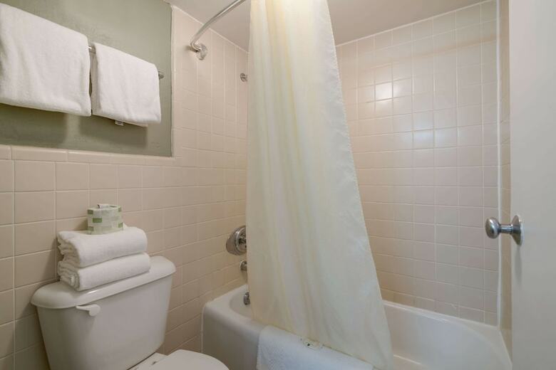 Hotel Fireside Inn & Suites