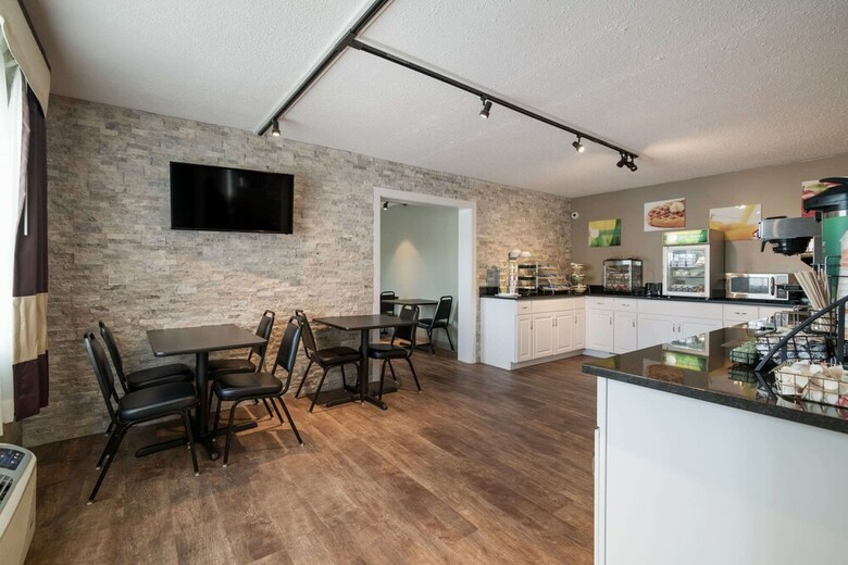 Hotel Fireside Inn & Suites