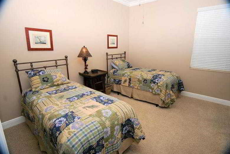 Hotel Universals White Cap Beachfront Apartments