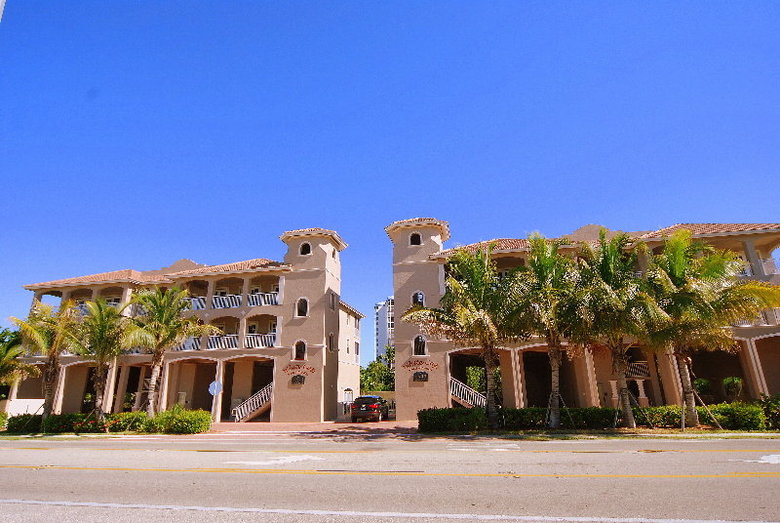 Hotel Universals White Cap Beachfront Apartments