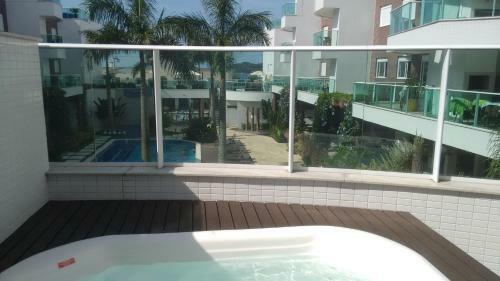 Apartamento 1 Suite + 2 Demi-su�tes Com Banheira Na Varanda