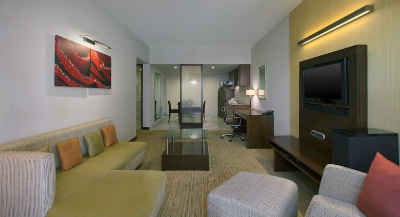 Four Points By Sheraton Hotel And Serviced Apt