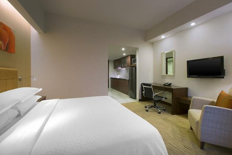 Four Points By Sheraton Hotel And Serviced Apt