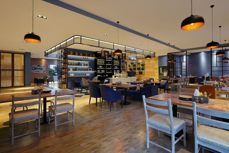 Four Points By Sheraton Hotel And Serviced Apt
