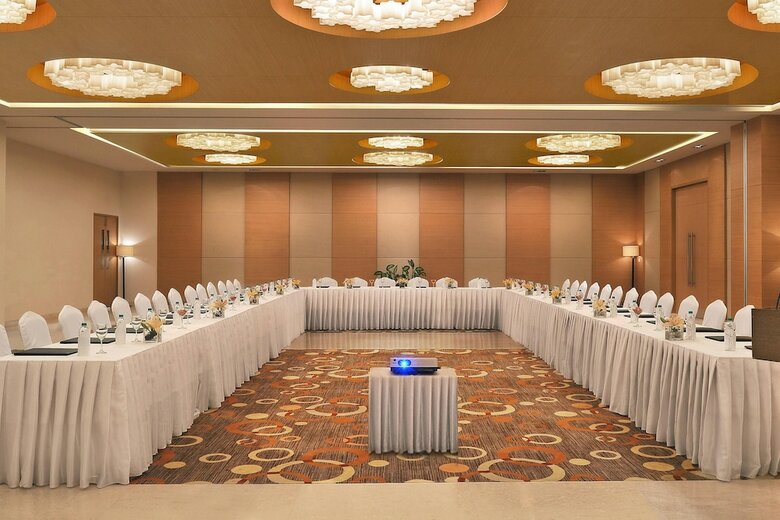 Four Points By Sheraton Hotel And Serviced Apt