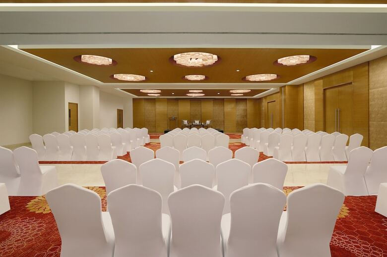 Four Points By Sheraton Hotel And Serviced Apt
