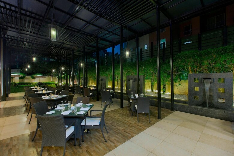 Four Points By Sheraton Hotel And Serviced Apt