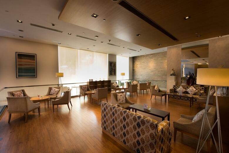Four Points By Sheraton Hotel And Serviced Apt