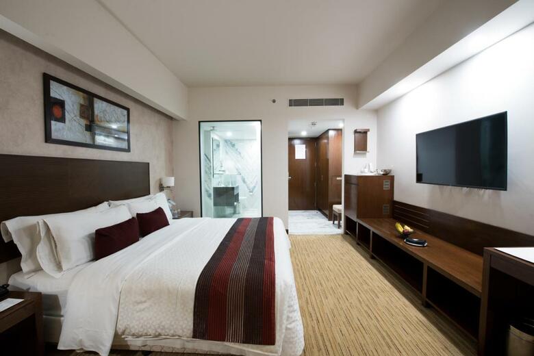 Four Points By Sheraton Hotel And Serviced Apt