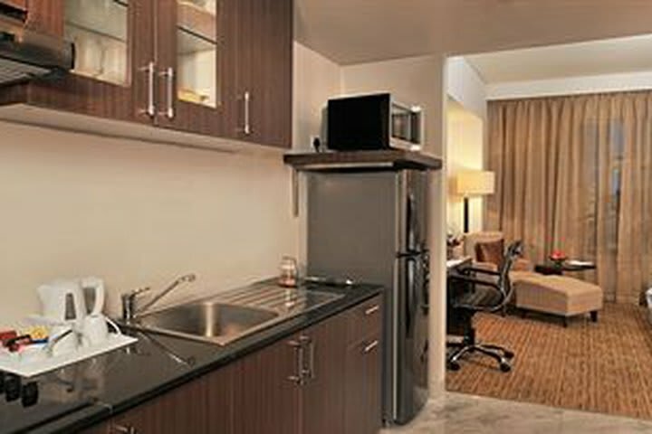 Four Points By Sheraton Hotel And Serviced Apt
