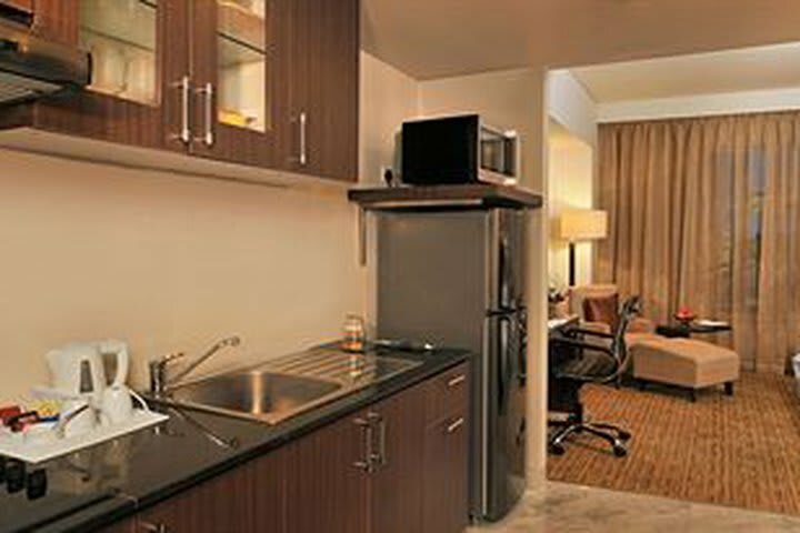 Four Points By Sheraton Hotel And Serviced Apt