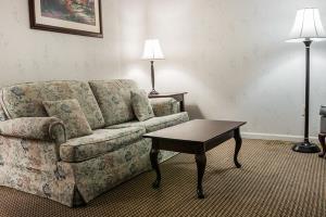 Hotel Econo Lodge & Suites