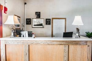 Hotel Econo Lodge & Suites