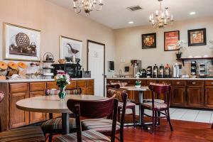 Hotel Econo Lodge & Suites