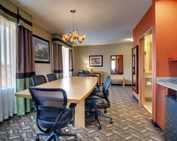 Hotel Comfort Suites Airport