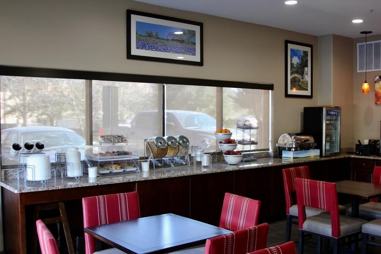 Hotel Comfort Suites North Ih 35