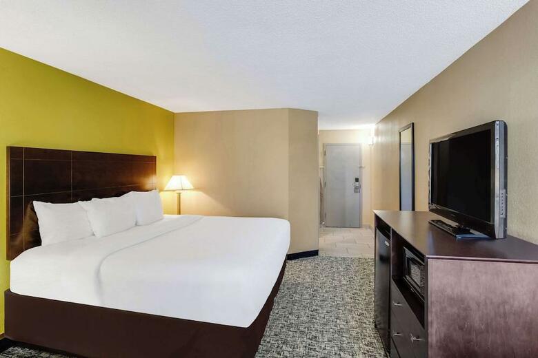 Hotel Clarion Inn Airport
