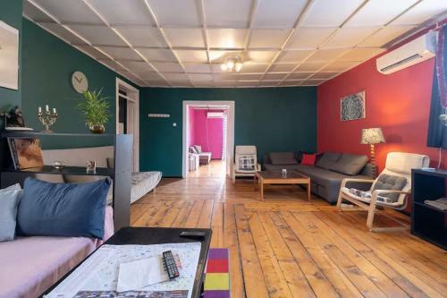 Cool Central Apartment