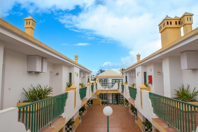 Apartamentos Las Palmeras I & II