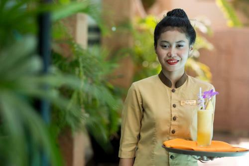 Smiling Deluxe Hotel