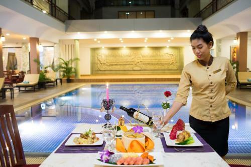 Smiling Deluxe Hotel